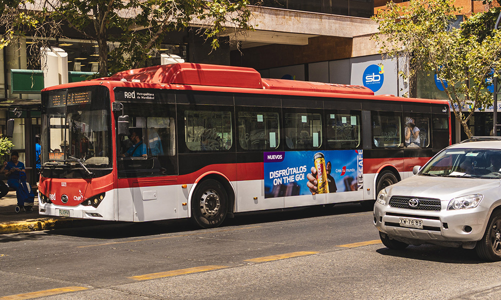 El pulso de la ciudad en movimiento: El poder de la publicidad en el transporte masivo